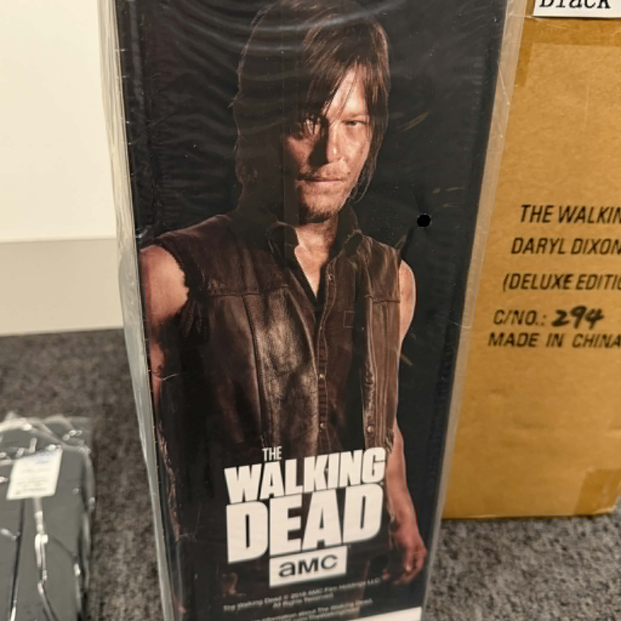 Threezero The Walking Dead Daryl Dixon Limited Edition with T-Shirt (Medium) 1/6 Scale Figure - Image 2