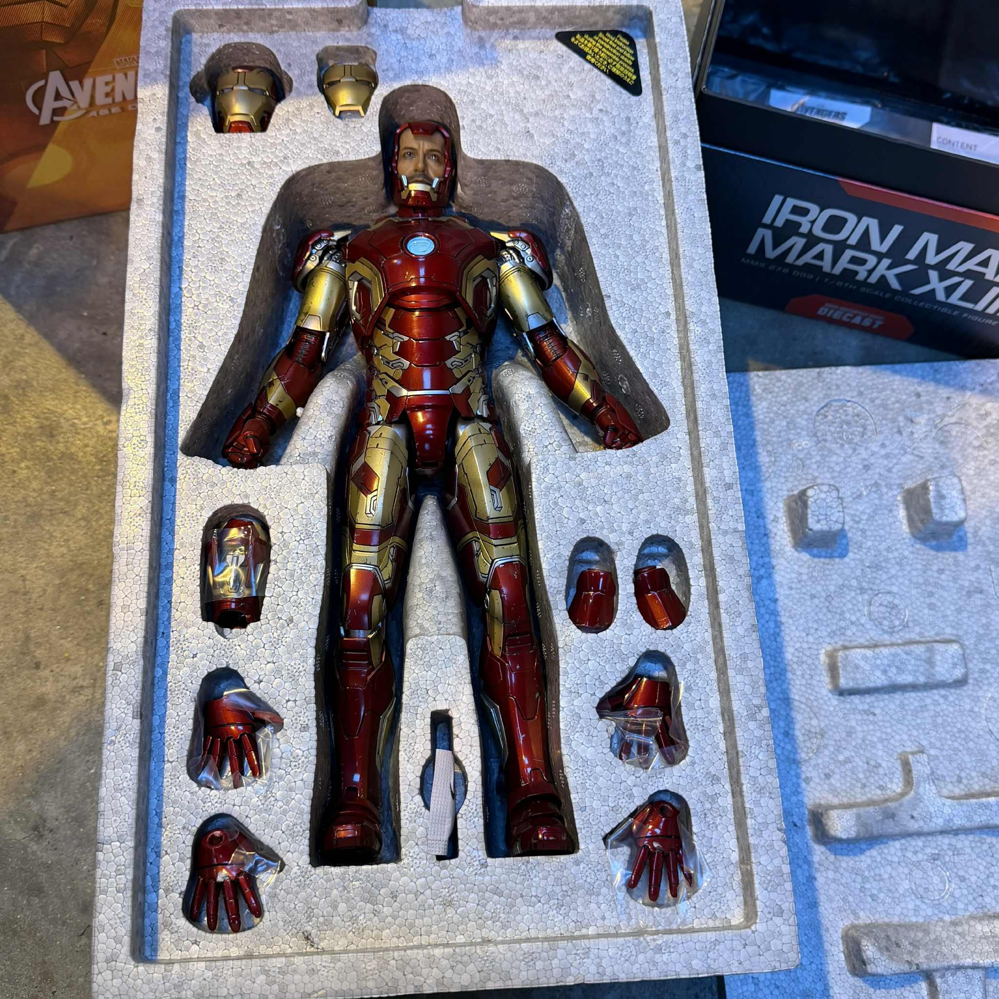 Hot Toys Avengers Age of Ultron Diecast Iron Man Mark XLIII 1/6 Scale Figure PRE OWNED - Image 2