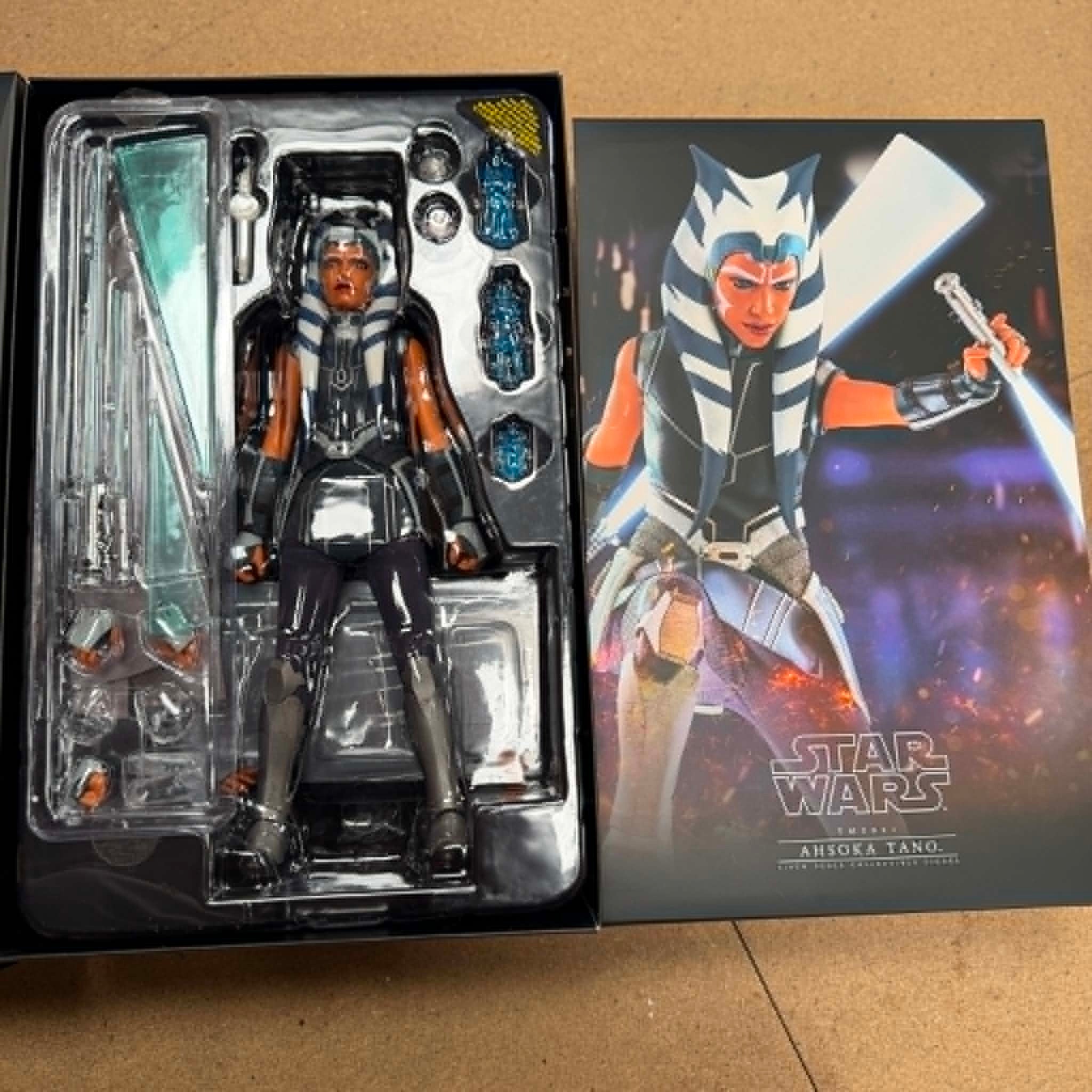 Hot Toys Star Wars The Clone Wars Ahsoka Tano 1/6 Scale Figure PRE OWNED - Image 3