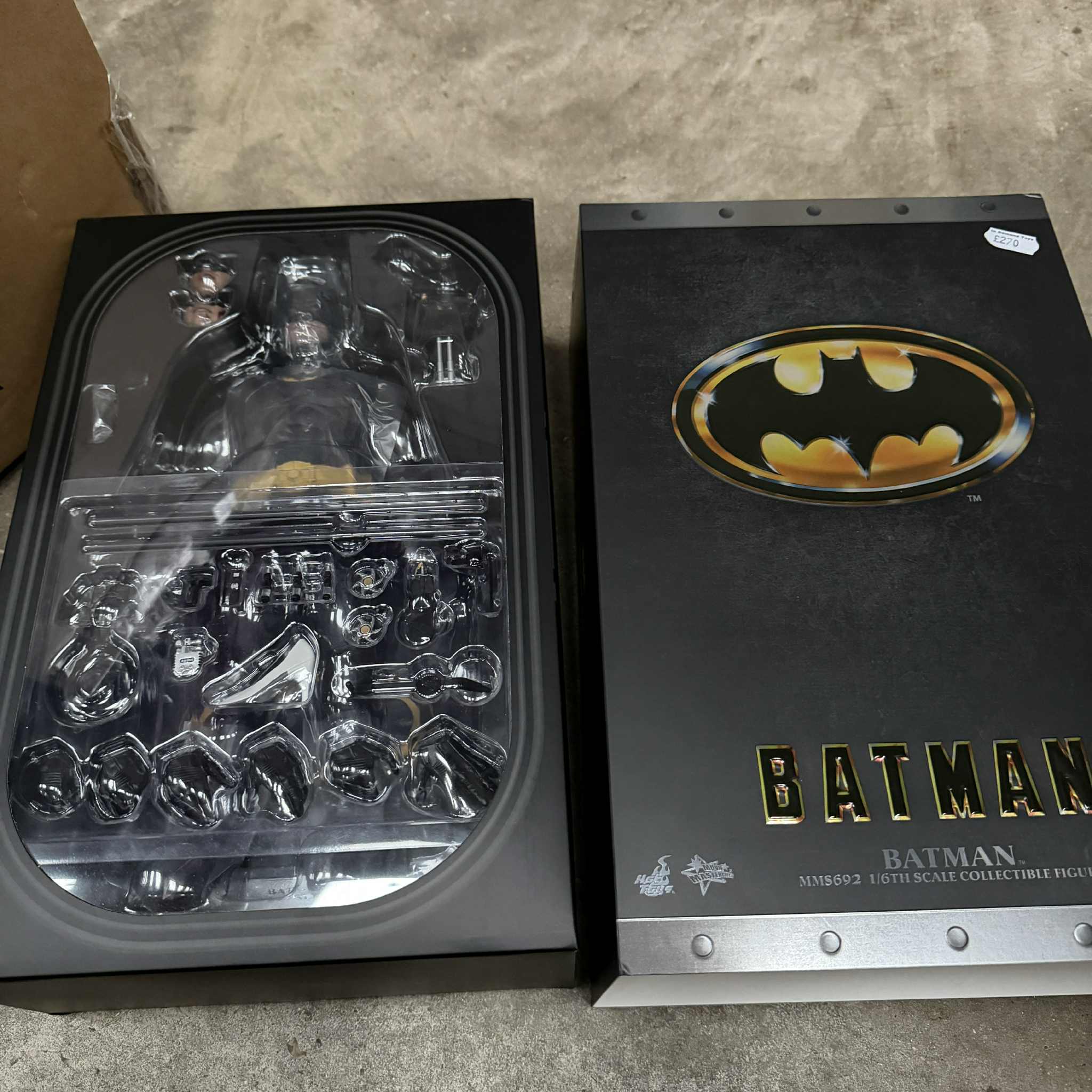 Hot Toys 1989 Batman MMS692 1/6 Scale Figure PRE OWNED - Image 2