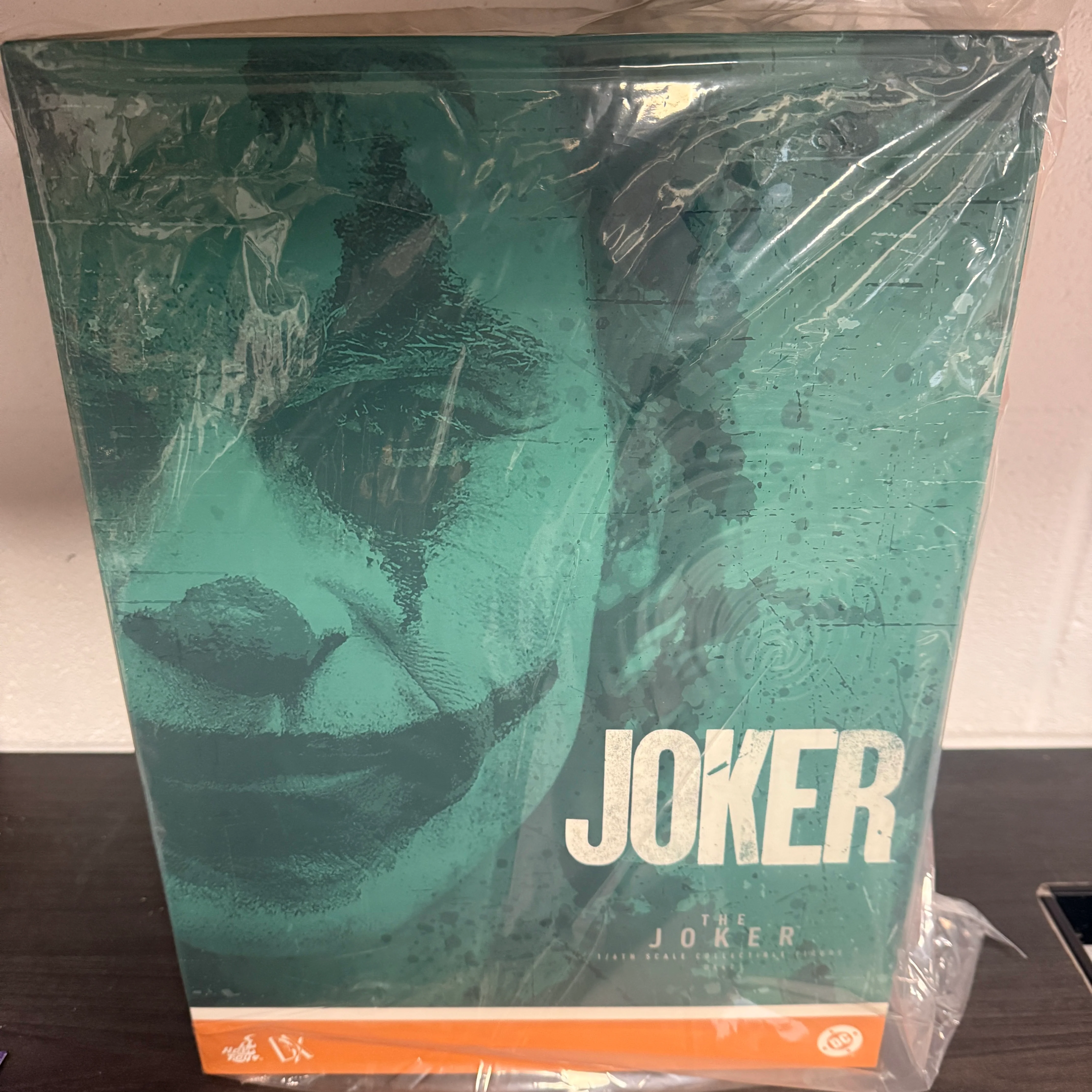 Hot Toys DX42 The Joker 1/6 Scale Collectible Figure IMPORT STOCK