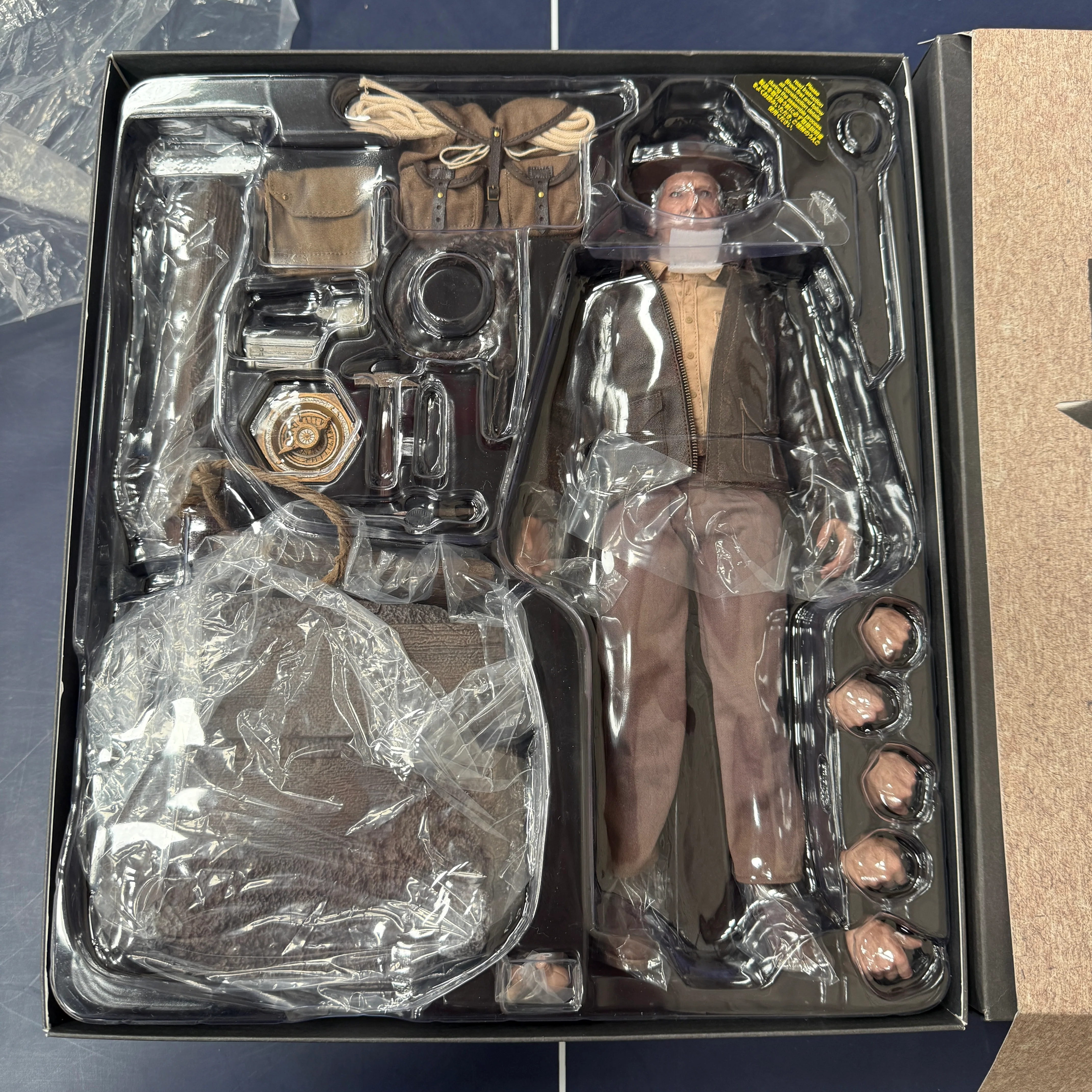 Hot Toys Indiana Jones And The Dial Of Destiny Deluxe Version 1/6 Scale Collectible Figure - Image 3