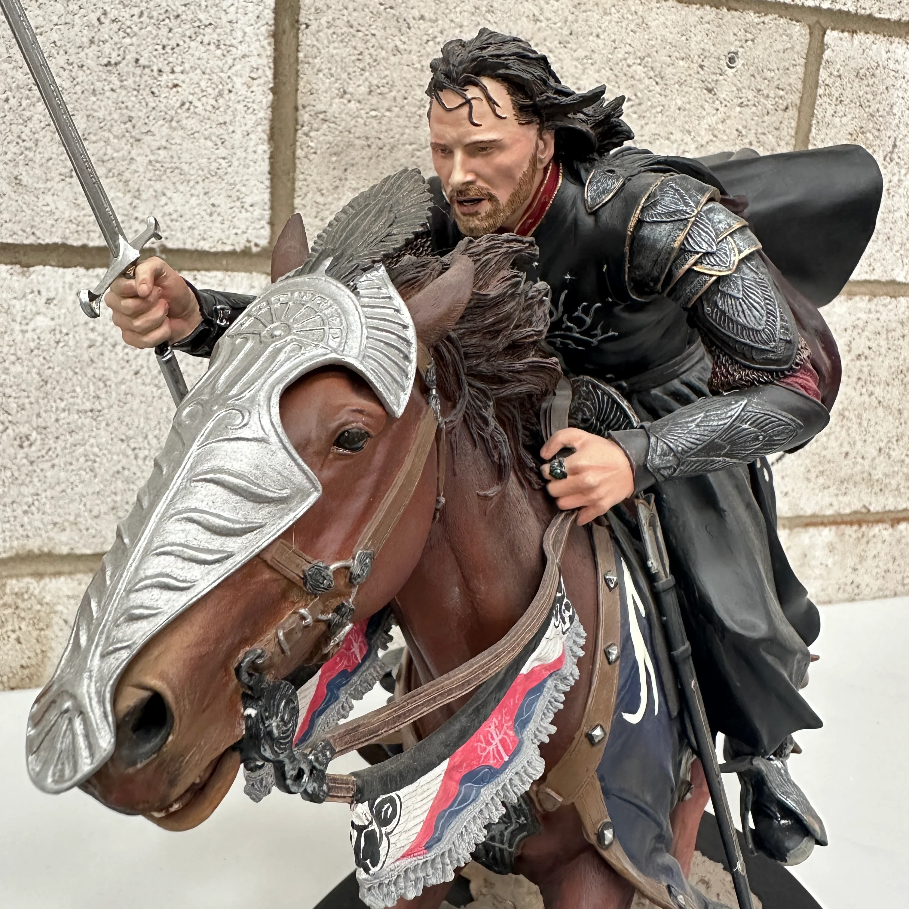 Sideshow Weta Lord of the Rings Aragorn at the Black Gates Statue PRE OWNED - Image 4