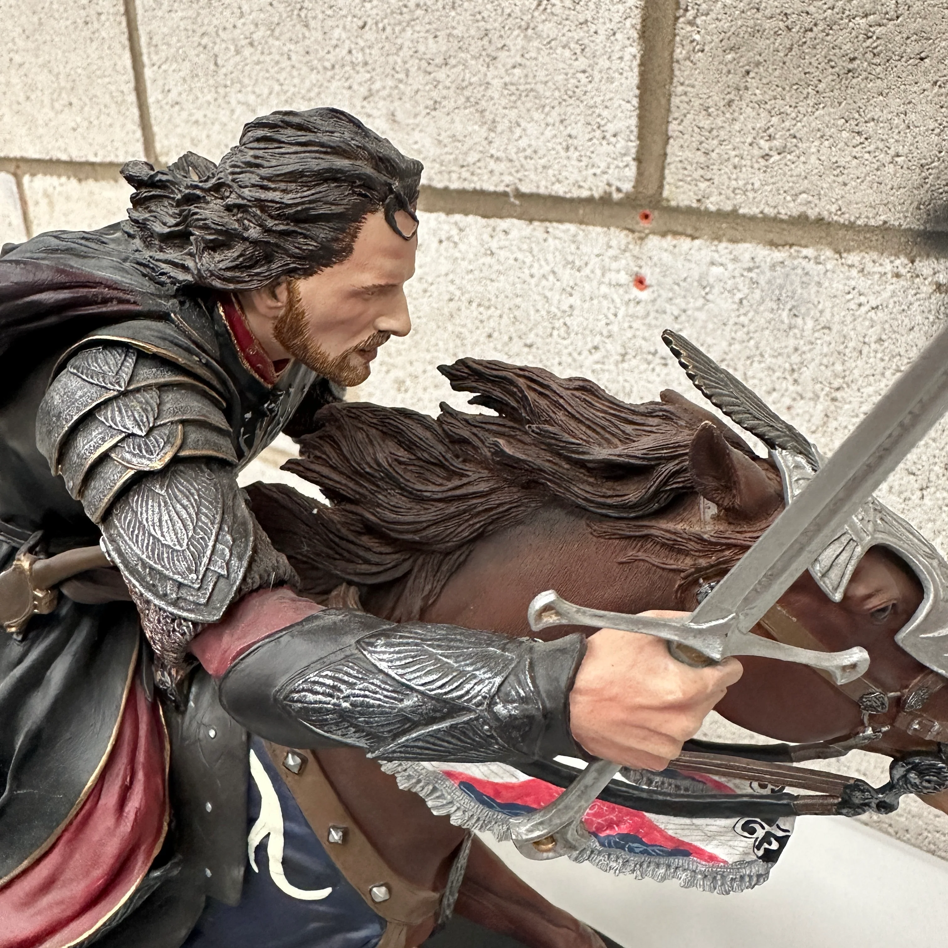 Sideshow Weta Lord of the Rings Aragorn at the Black Gates Statue PRE OWNED - Image 7